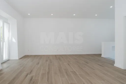 Moradia T3 Totalmente Remodelada com Logradouro em Coruche