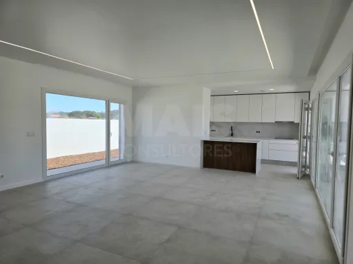 Moradia T4 térrea de luxo com piscina no Nadadouro