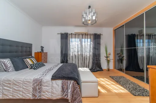 Moradia T2+2 totalmente remodelada com piscina aquecida no Porto Alto