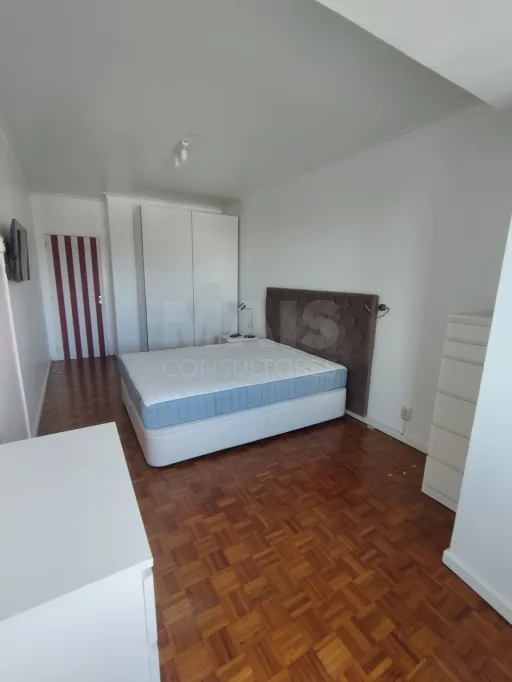 Apartamento T4 ao lado do metro das Olaias com dois lugares de parqueamento