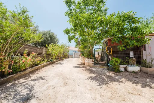 Moradia T2 em Alcanede, Santarém com Jardim e Terreno Urbano