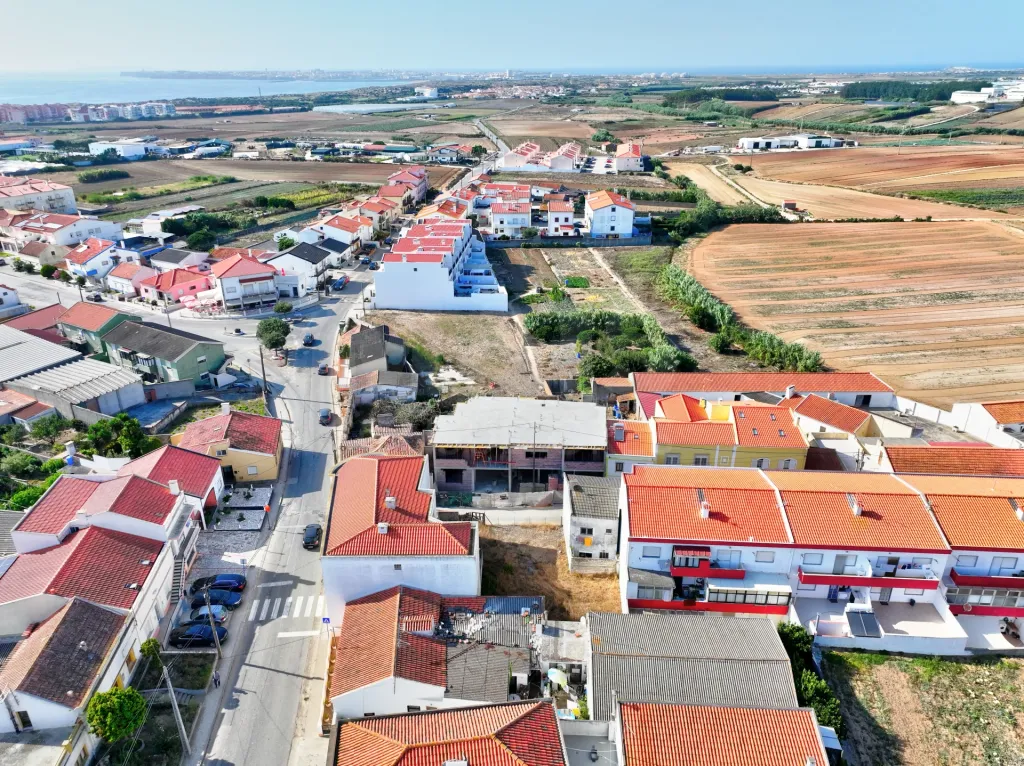 Apartamento T2 com Varanda & Parqueamento Privado, a 1 km da Praia da Consolação | Atouguia da Baleia – Peniche