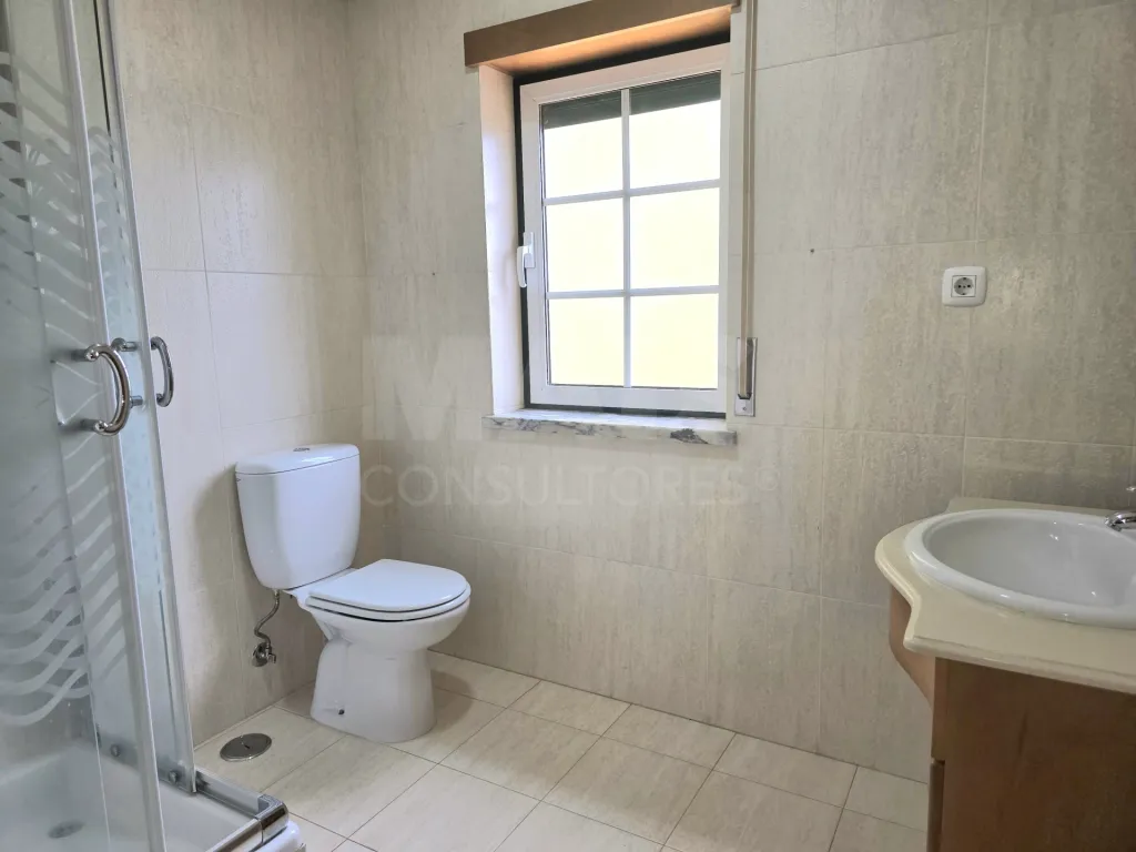 Moradia T4 com Terraço, Jardim e Garagem Fechada – Vale Maceira, Alfeizerão