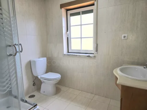 Moradia T4 com Terraço, Jardim e Garagem Fechada – Vale Maceira, Alfeizerão