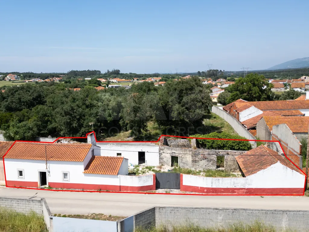 MAIS DE 300 m² DE CONSTRUÇÃO, PÁTIO PRIVADO E GRANDES ÁREAS DE APOIO | TURQUEL