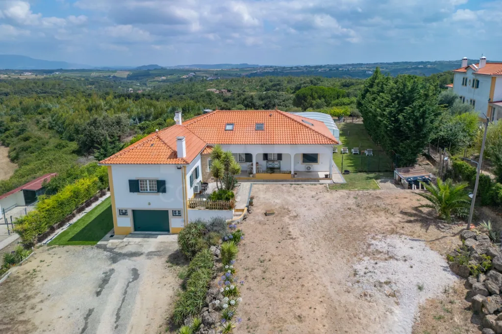 Moradia T4 com Piscina, Excelente Espaço Exterior em Carnota - Alenquer