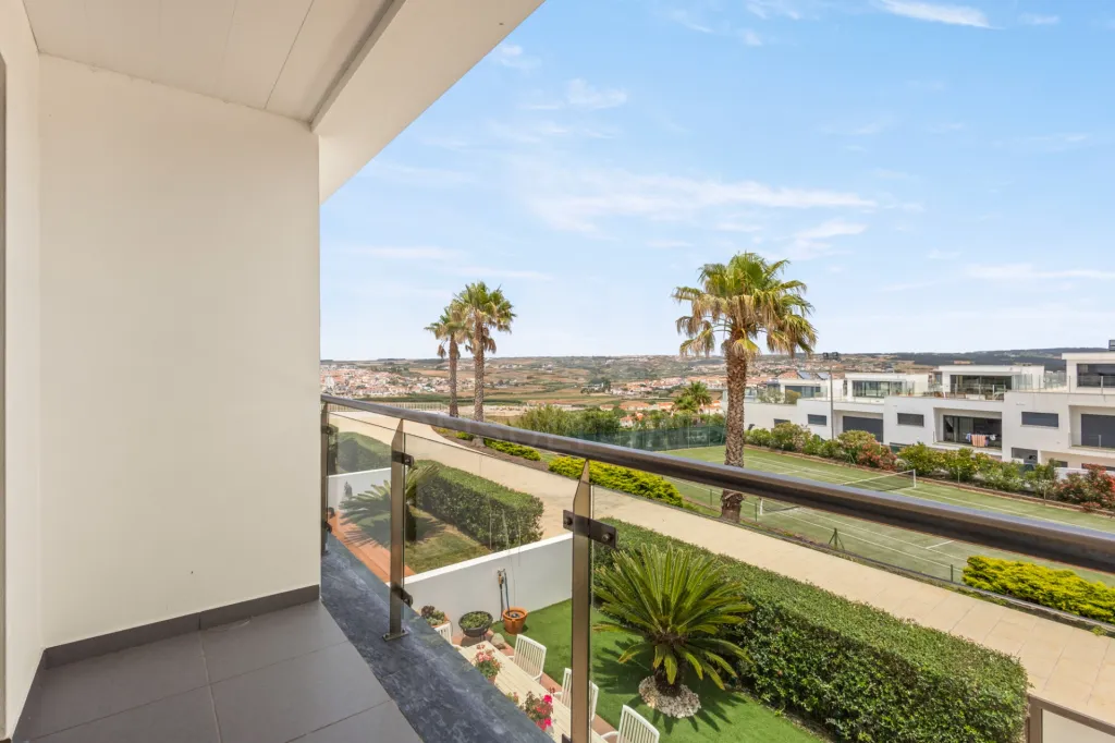 Moradia T4 com Vista Mar, Jacuzzi Panorâmico e Energia Solar | Lourinhã