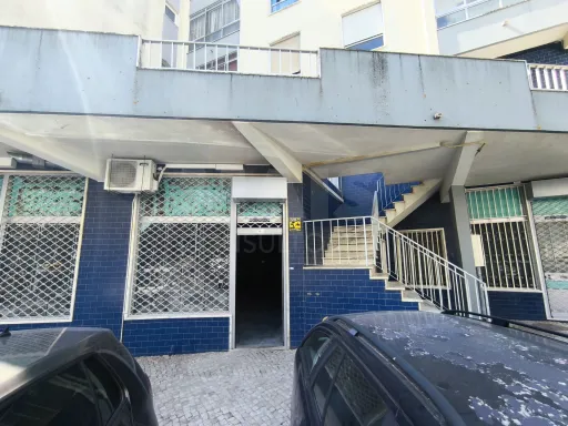 Store in Loures of 83m² fraction A