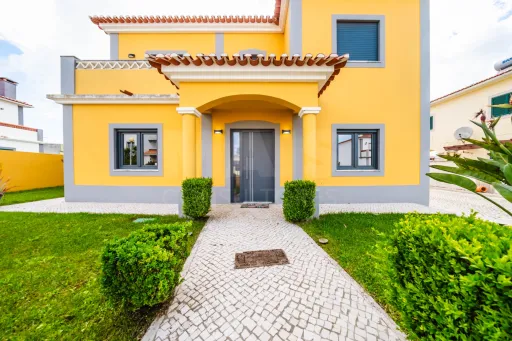 Moradia exclusiva com piscina aquecida, suite, garagem e jardim deslumbrante
