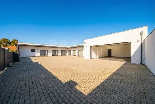 Modern 3-bedr. house on plot of land w/ 2.610m2