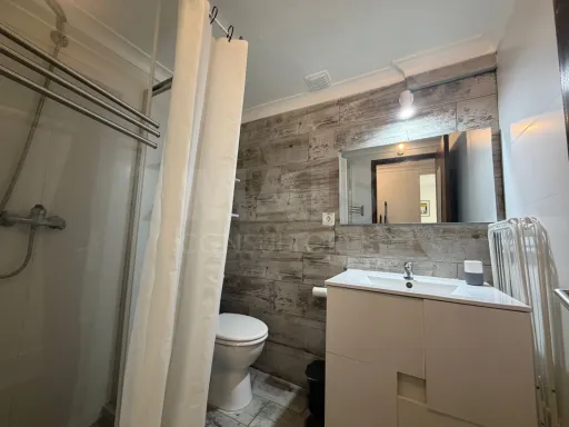 Moradia com 3 apartamentos e vista mar