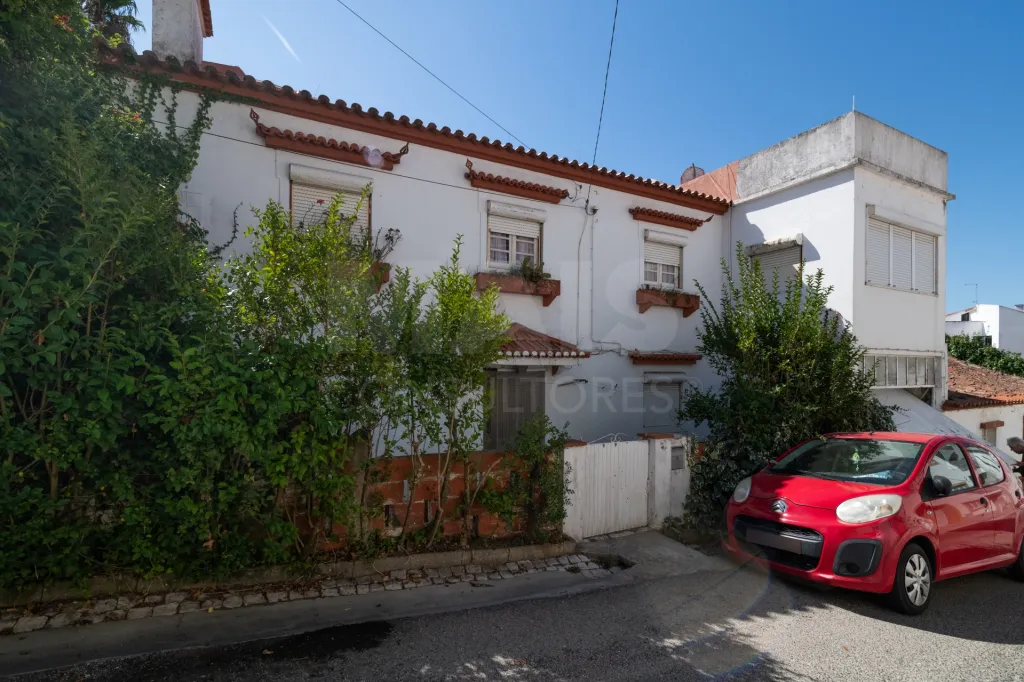 Duas Moradias com Terreno de 1.480 m² no centro da Lourinhã