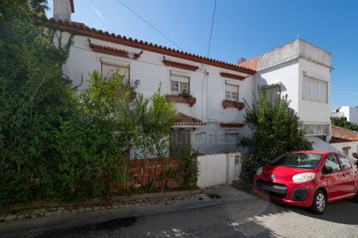 Duas Moradias com Terreno de 1.480 m² no centro da Lourinhã