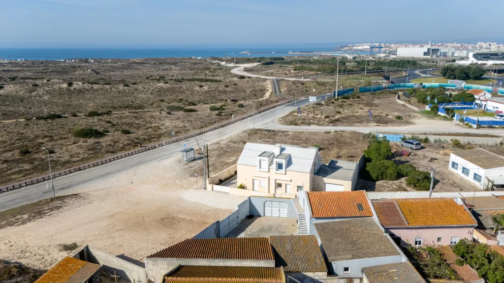 Moradia T2 com quintal e vista mar junto aos Supertubos