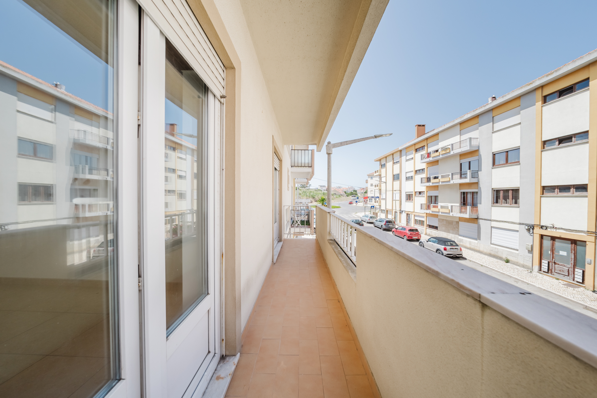 Apartamento T3 com garagem e varanda.