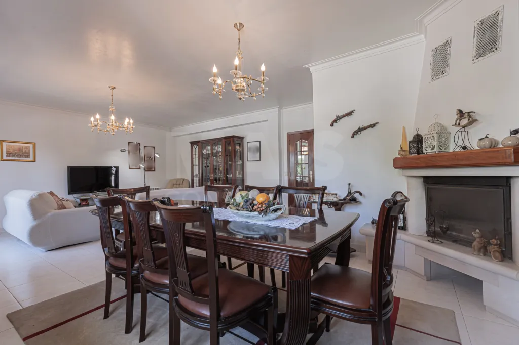 🏡✨ Moradia T4 em Alenquer com Piscina e Espaço de Convívio ao Ar Livre!