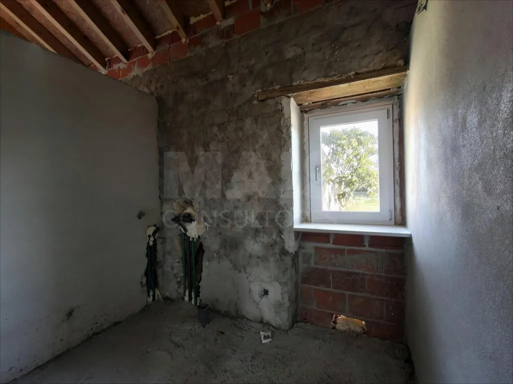 Moradia T2+1 c/ Anexo & Armazém em Lote de 7.600m2