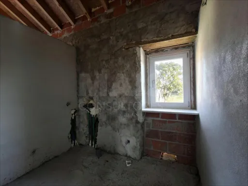 Moradia T2+1 c/ Anexo & Armazém em Lote de 7.600m2