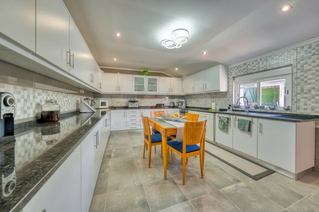 Viva com Espaço e Conforto: Moradia T4 com Anexo e Garagem em Coruche – Pronta a Habitar