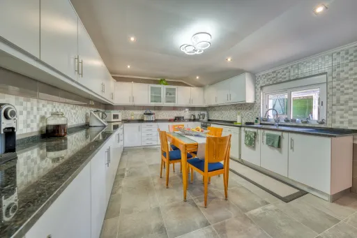 Viva com Espaço e Conforto: Moradia T4 com Anexo e Garagem em Coruche – Pronta a Habitar