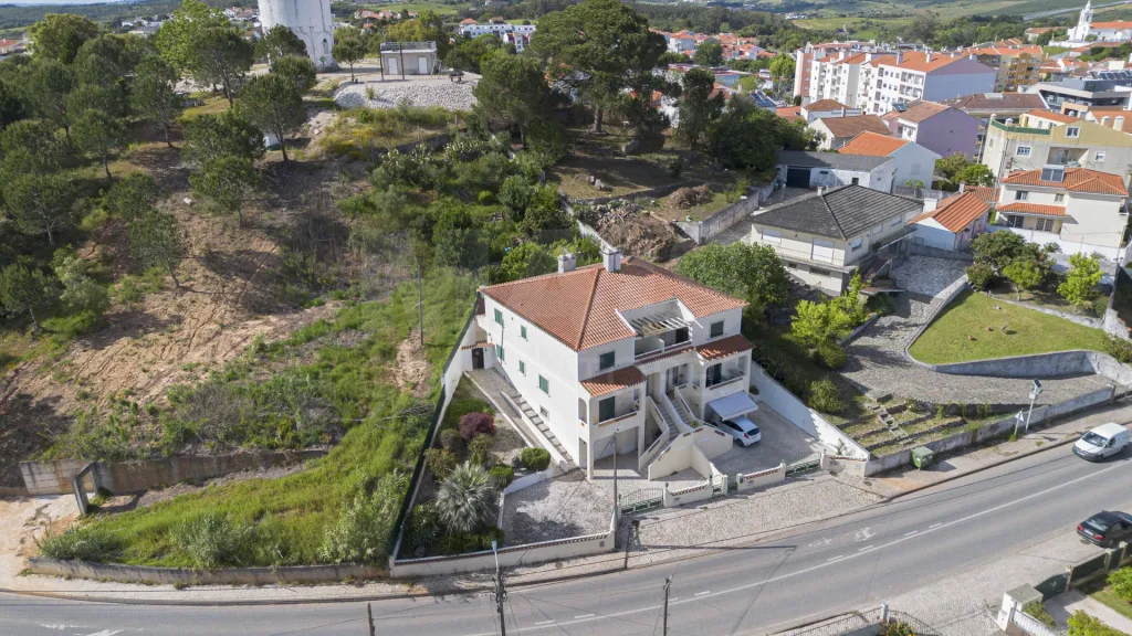 Moradia T4, centro do Cadaval, com garagem