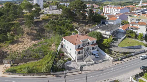 4-bedr. house, center of Cadaval, with garage