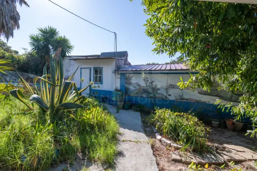 Duas Moradias com Terreno de 1.480 m² no centro da Lourinhã