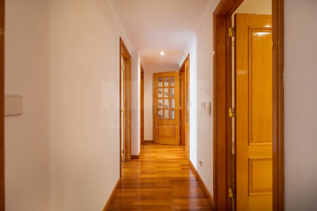 3-Bedroom Apartment in Linda-a-Velha