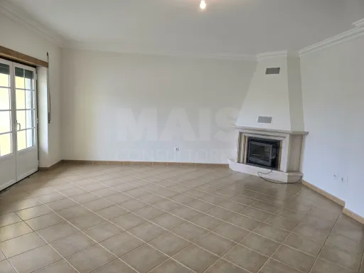 Moradia T4 com Terraço, Jardim e Garagem Fechada – Vale Maceira, Alfeizerão