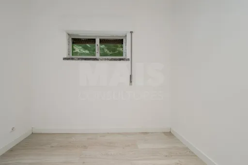 Moradia T5 com Armazém e Terreno na Usseira, Óbidos