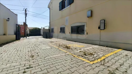 Ap. em Moradia T1+1, c/ Varanda, Vista Mar, Jacuzzi e Parqueamento !
