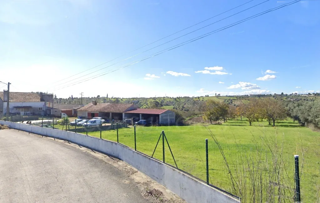 Small Farm with 6.2 Hectares, Abundant Water and 902 m² of Construction in Torres Novas
