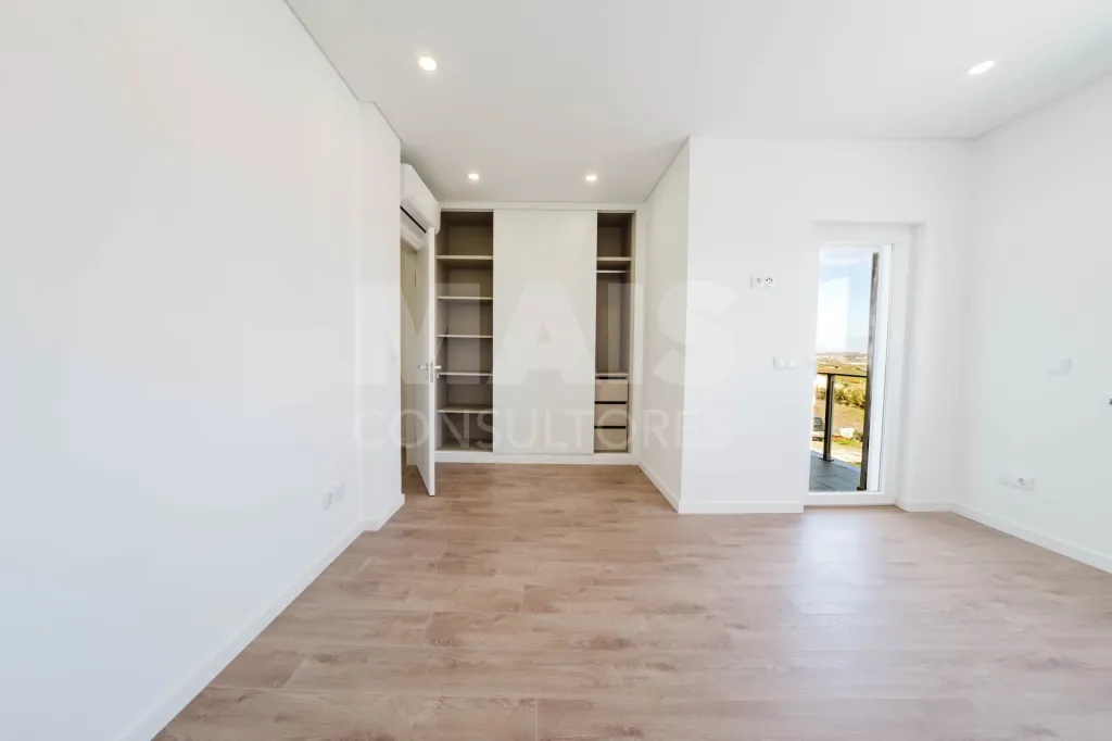 Moradia T3+1 Garagem, Logradouro e Vista Mar