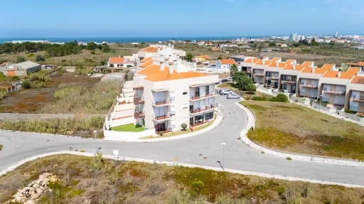 Apartamento T3 com quintal, garagem e vista mar