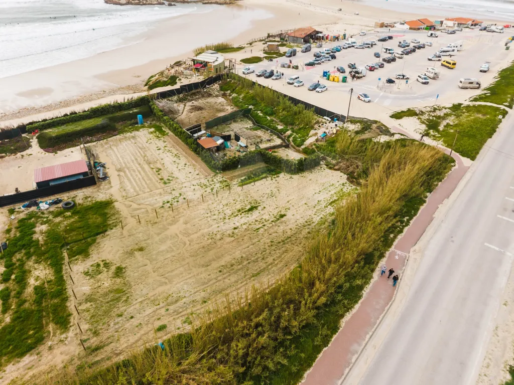 Terreno de 1980 m2 ao lado da praia.