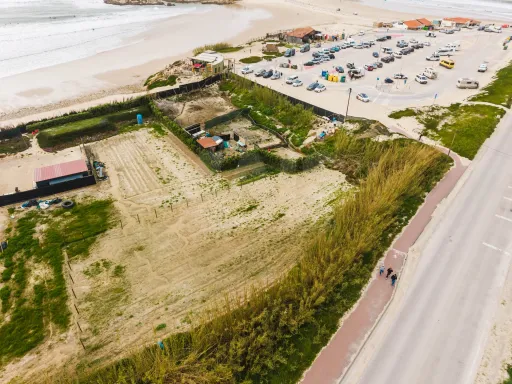 Terreno de 1980 m2 ao lado da praia.