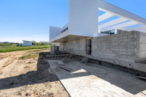 Moradia térrea T4 em terreno de 2 hectares no Carvalhal