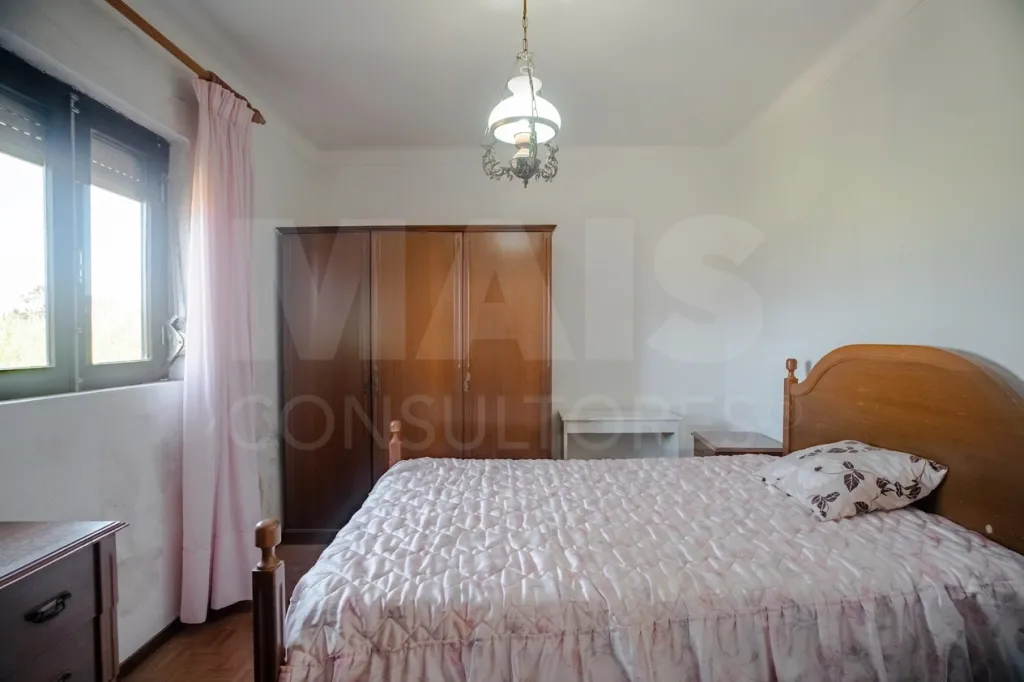 Quintinha T3 com 7.616 m² de terreno urbano e anexos (Casal do Rei)