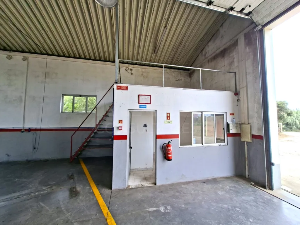 Industrial warehouse with 220m2 in Atouguia da Baleia