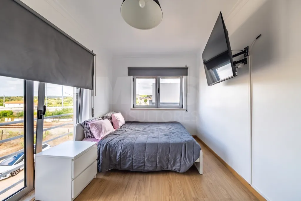 Apartamento T3 Renovado com Garagem Box – Cidade Nova, Caldas da Rainha