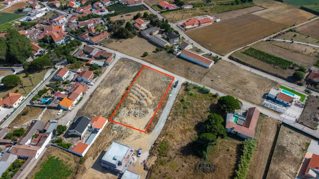 Moradia T4 nova com piscina em terreno de 2200m2