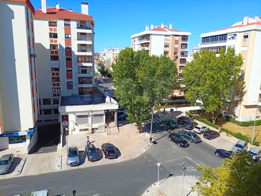 Apartamento com 4 assoalhadas e prédio com elevador