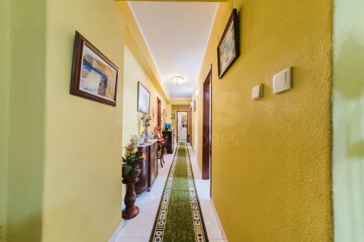 Spacious 3-Bedroom Apartment in Downtown Lourinhã with a Balcony and Terraces