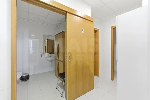 Prédio com 3 frações no centro de Peniche