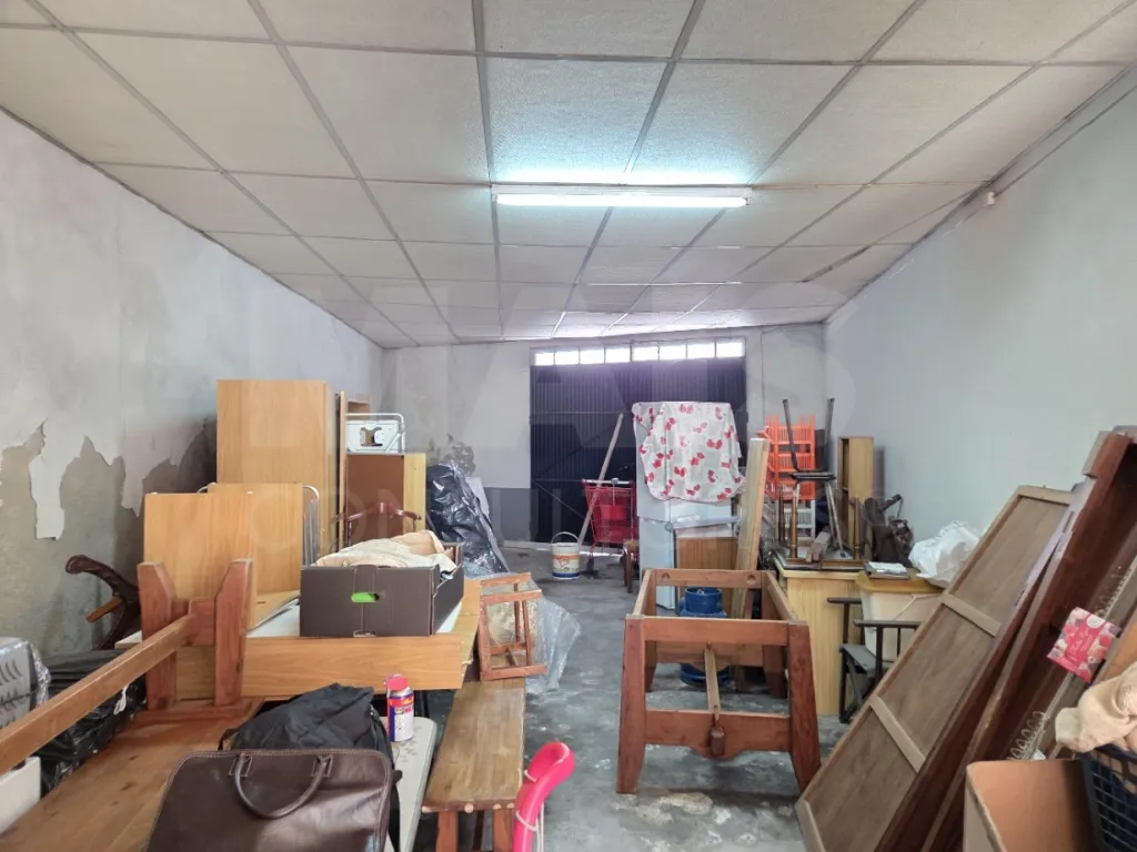 Moradia T3 com Jardim, Anexos e Enorme Potencial – Moitas Vendas