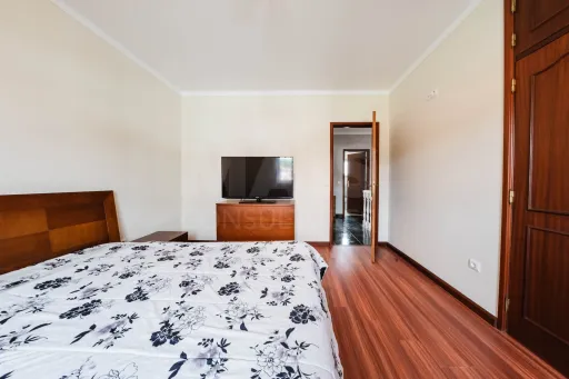 Moradia T4 em Olho Marinho | 260m² | Lote 734m²