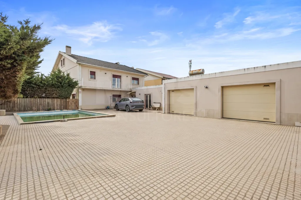 Moradia T5 com piscina e garagem em terreno de 2.000m2 na Bufarda