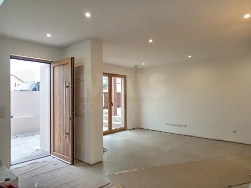 Moradia T3 c/ 2 Suites, 1 Closet, Logradouro e Vista Mar!