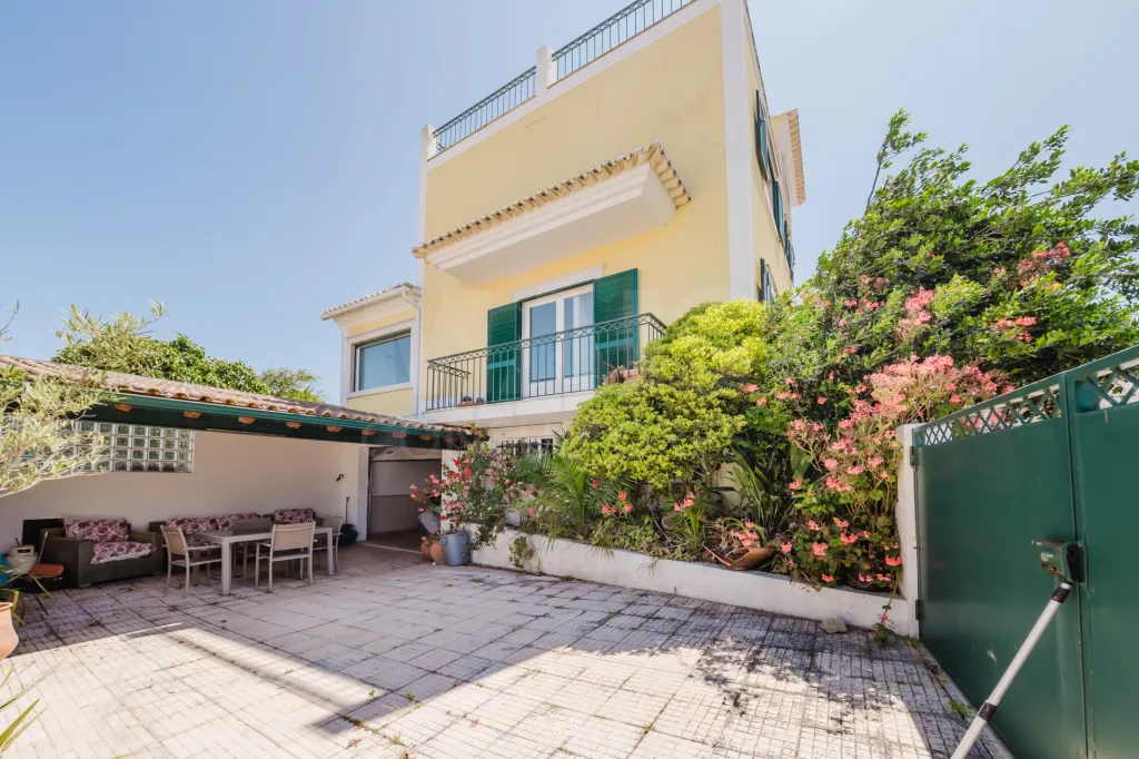 Moradia com 3 quartos em suíte, e terraço com vista desafogada.