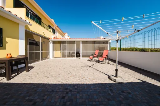 Moradia T3+1 pronta a habitar | Garagem fechada, pátio com churrasqueira e a 5 min das praias !